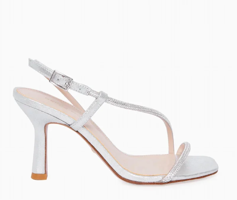 Streetwear-Inspired Footwear Silver Snadal